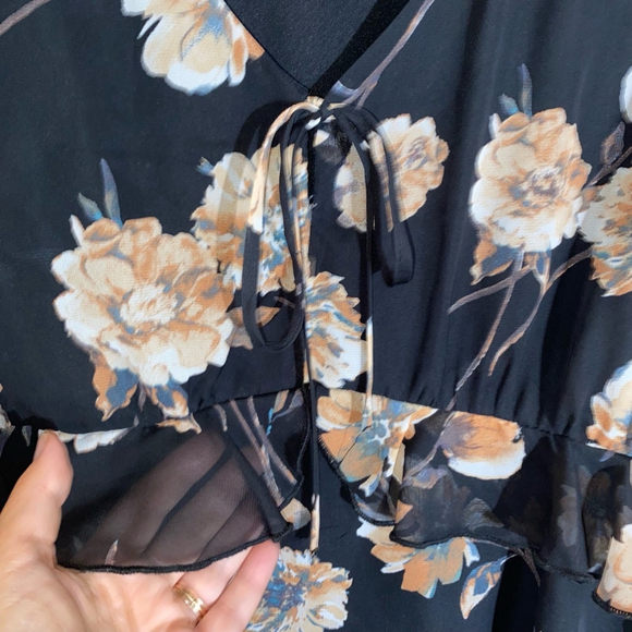 Venus Black Floral Cold Shoulder Blouse Women's Size 14 - Picture 8 of 9